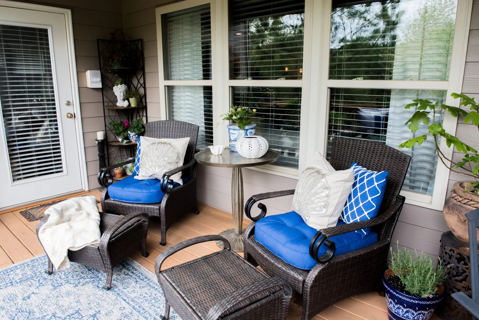 Outdoor Living Room Makeover on the DECK!